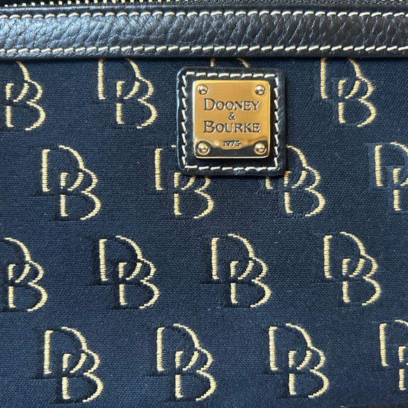 EUC Dooney & Bourke Grooved Leather Top Zip Wristlet Clutch Black Gold Monogram - Picture 3 of 7